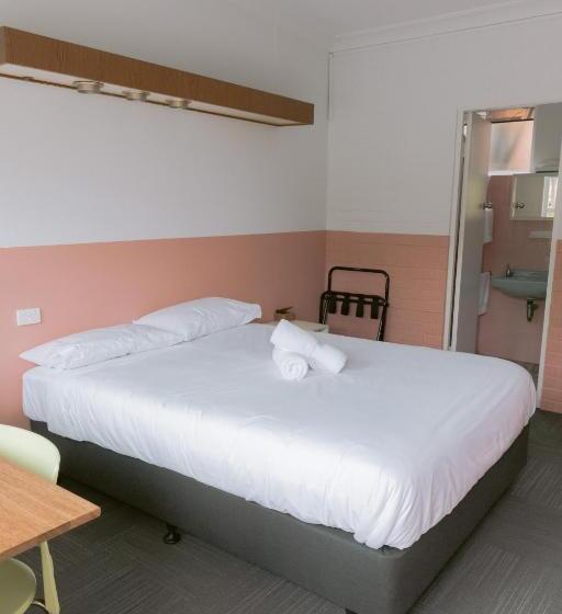 Black Swan Waterfront Motel