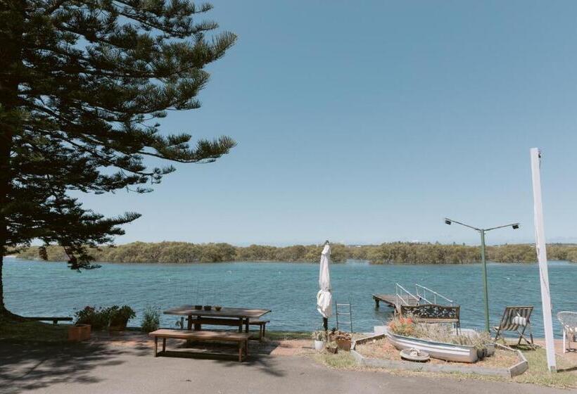 Black Swan Waterfront Motel