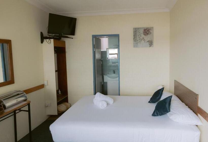 Black Swan Waterfront Motel