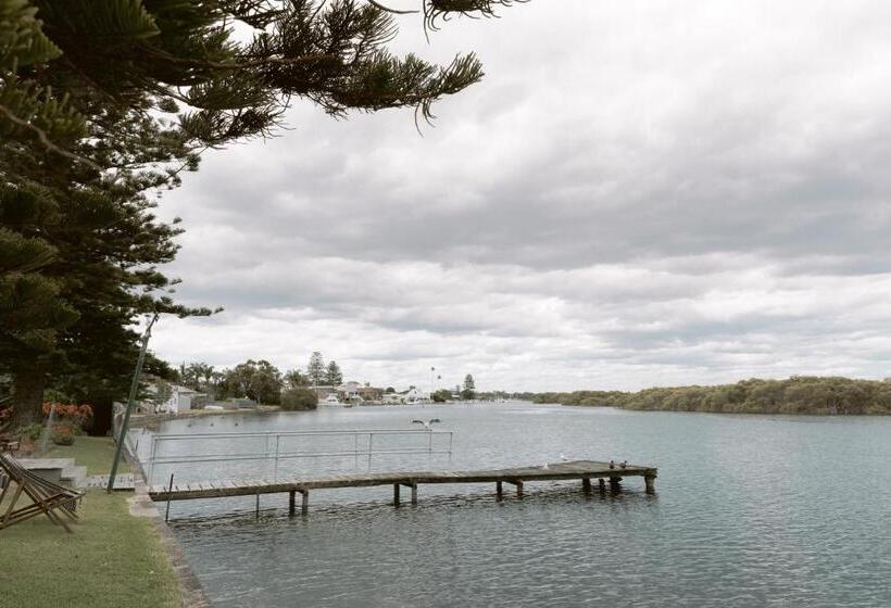 Black Swan Waterfront Motel