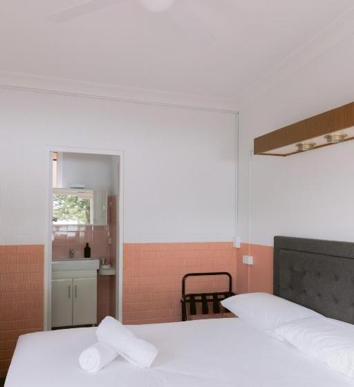 Black Swan Waterfront Motel