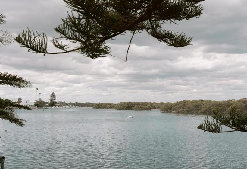 Black Swan Waterfront Motel