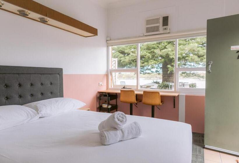 Black Swan Waterfront Motel