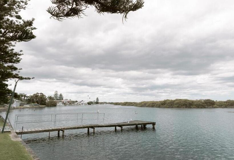 Black Swan Waterfront Motel