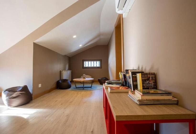 Font Andorra Hostel by Nexta