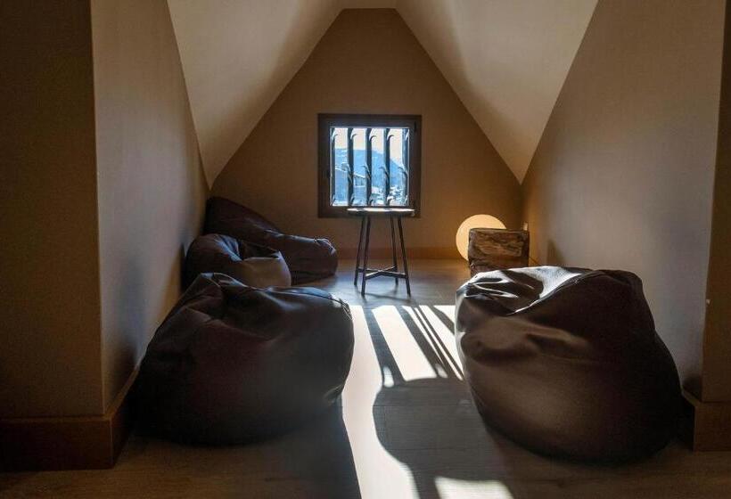 Font Andorra Hostel by Nexta