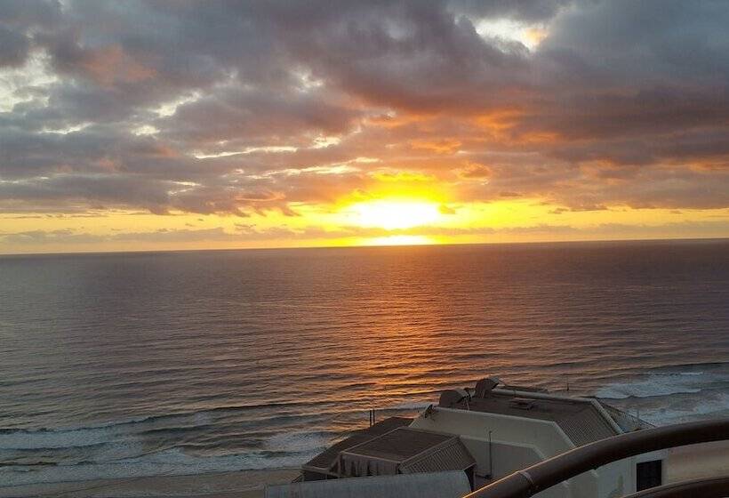 Отель Beachcomber Surfers Paradise