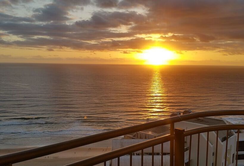 Отель Beachcomber Surfers Paradise