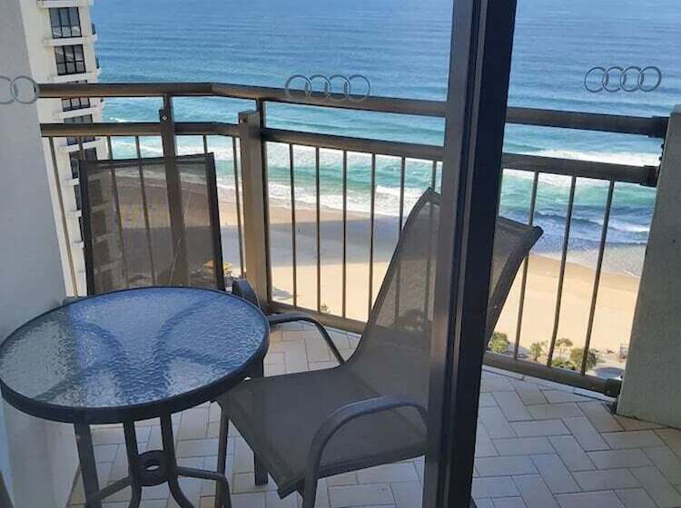 Отель Beachcomber Surfers Paradise