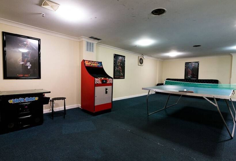 Отель Beachcomber Surfers Paradise