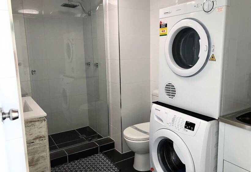 Отель Beachcomber Surfers Paradise