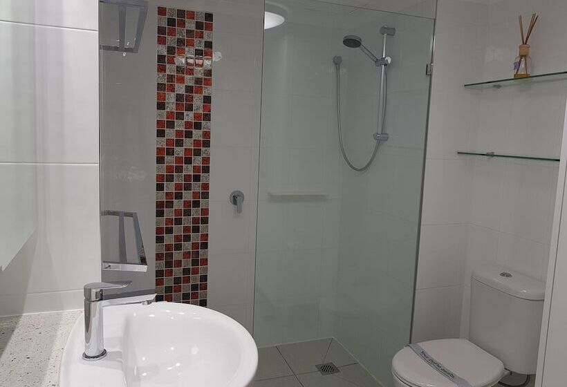 Отель Beachcomber Surfers Paradise