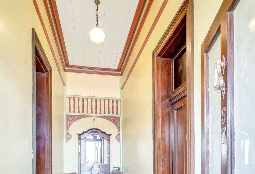 Отель Warwick Settlers Inn