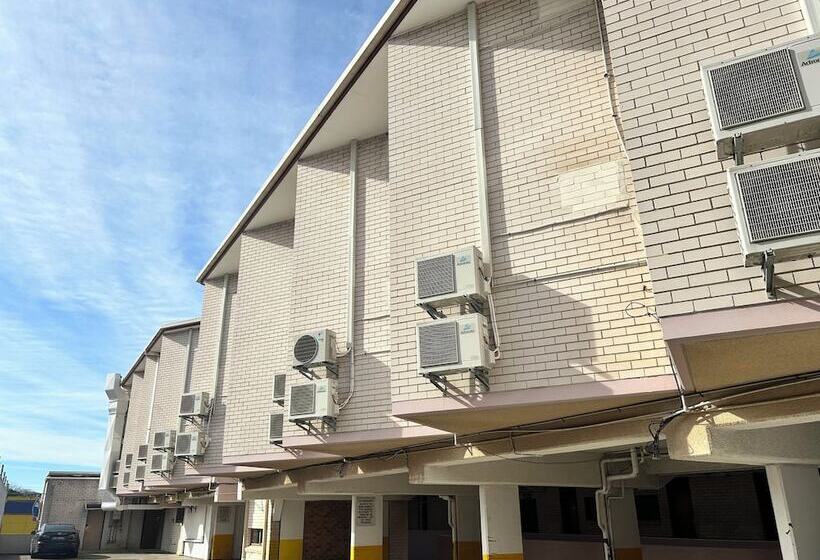 בית מלון כפרי Marco Polo Motor Inn  Sydney