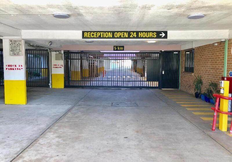 בית מלון כפרי Marco Polo Motor Inn  Sydney