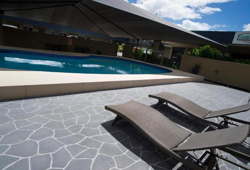 בית מלון כפרי Mid City Motor Inn Singleton