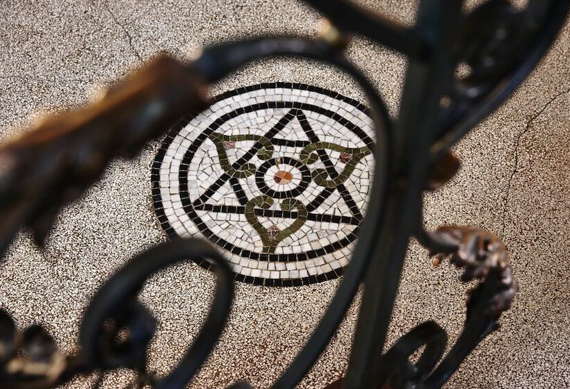 Отель Monsieur Ernest