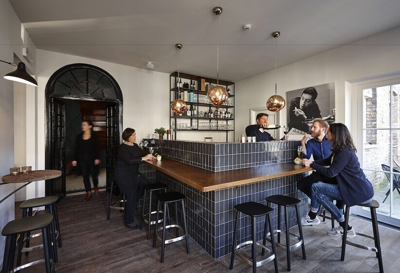 Отель Monsieur Ernest