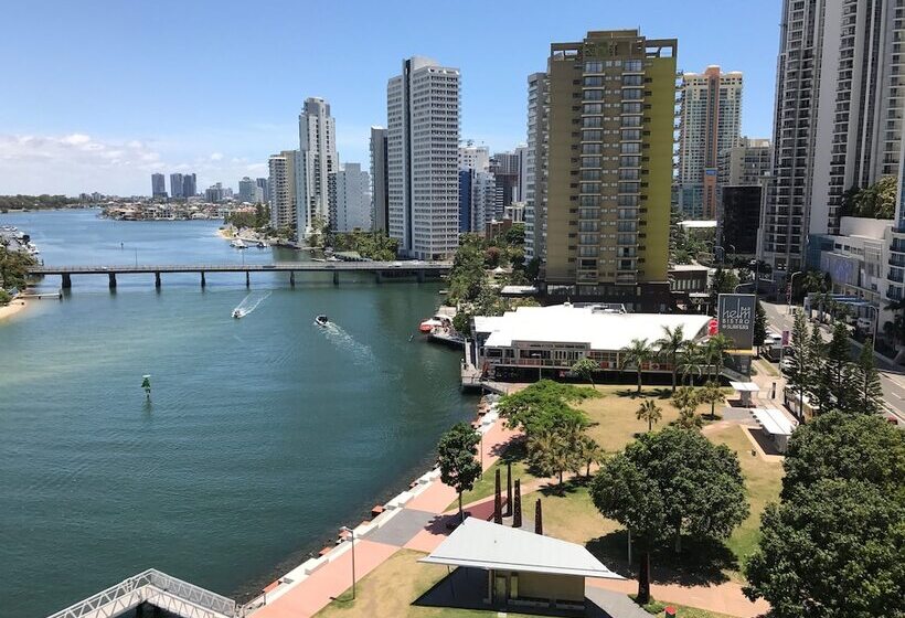 Отель Moorings On Cavill Surfers Paradise