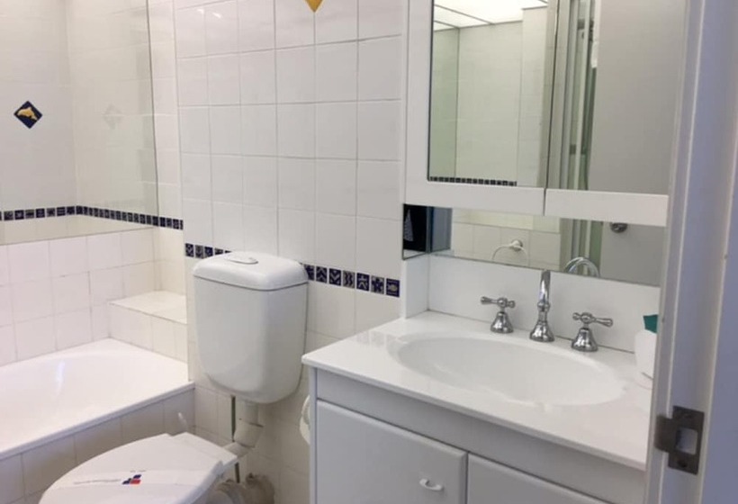 Отель Moorings On Cavill Surfers Paradise