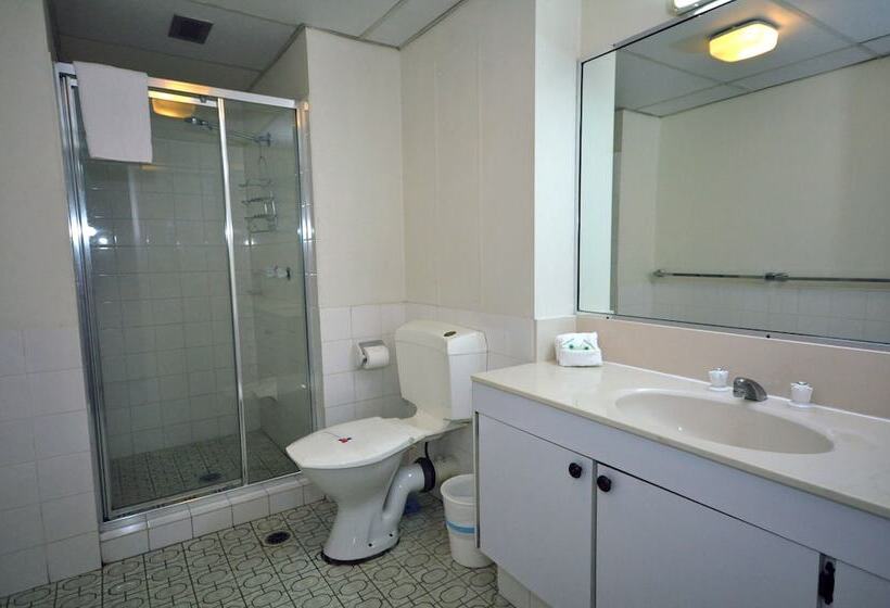 Отель Moorings On Cavill Surfers Paradise