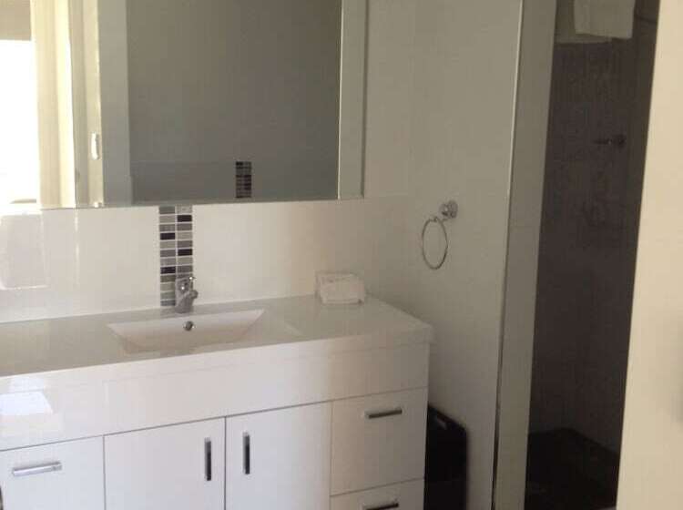 Отель Moorings On Cavill Surfers Paradise