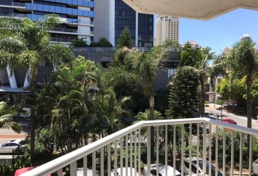 Отель Moorings On Cavill Surfers Paradise