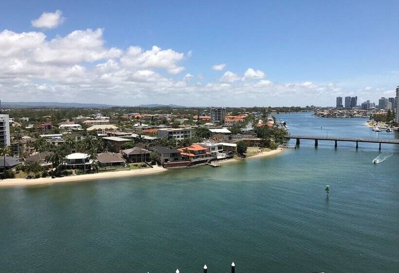 Отель Moorings On Cavill Surfers Paradise