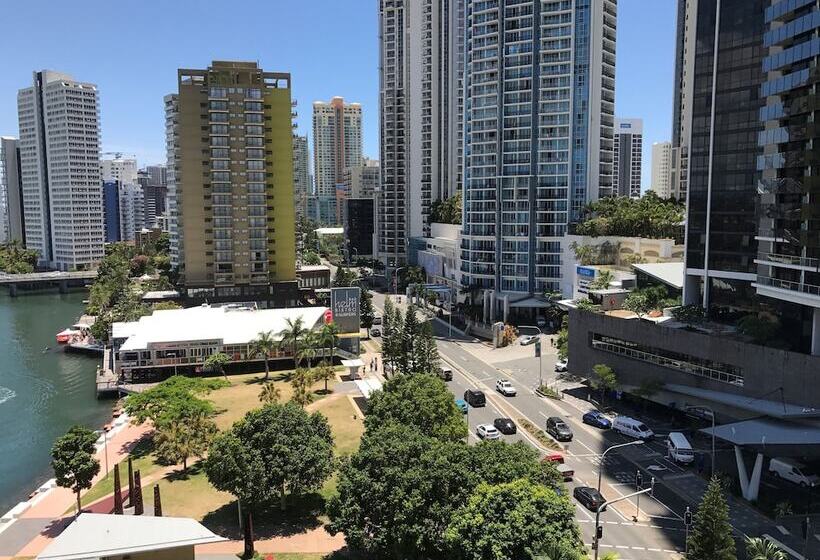 Отель Moorings On Cavill Surfers Paradise