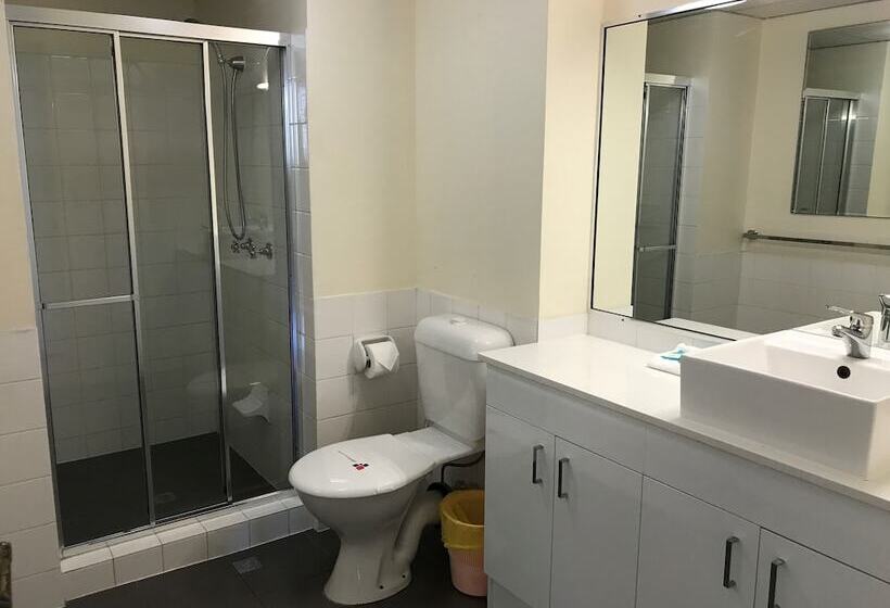 Отель Moorings On Cavill Surfers Paradise