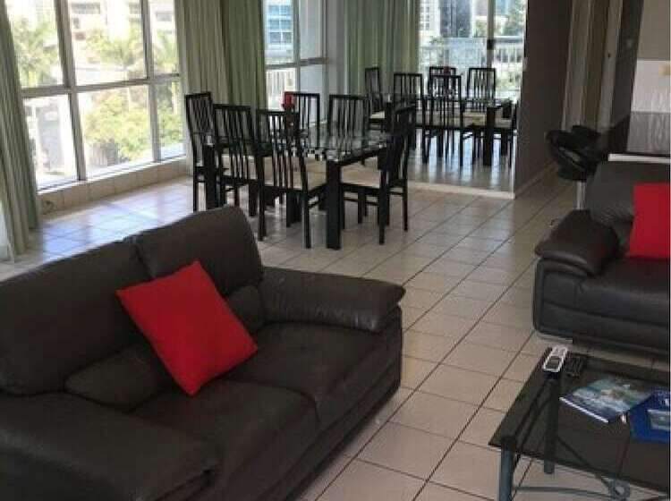 Отель Moorings On Cavill Surfers Paradise