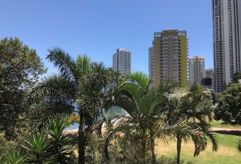 Отель Moorings On Cavill Surfers Paradise