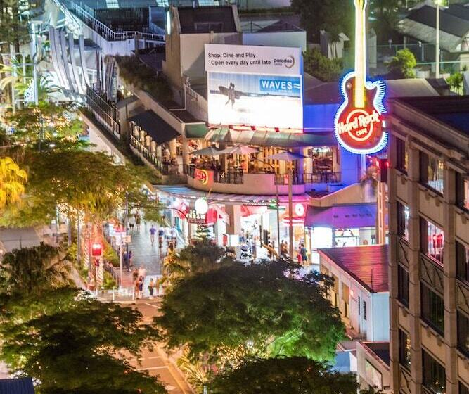 Отель Moorings On Cavill Surfers Paradise