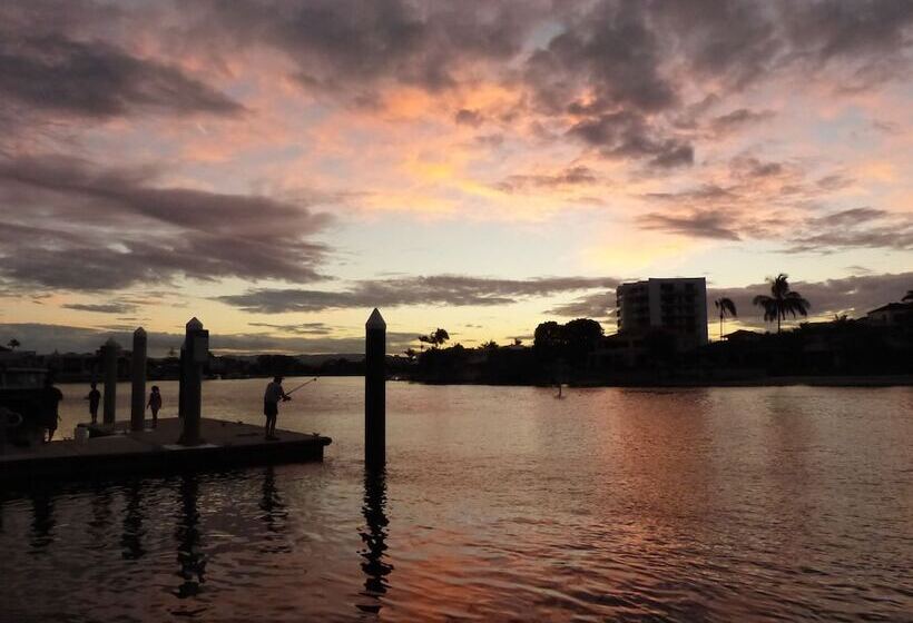 Отель Moorings On Cavill Surfers Paradise