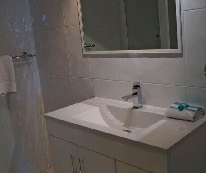 Отель Moorings On Cavill Surfers Paradise