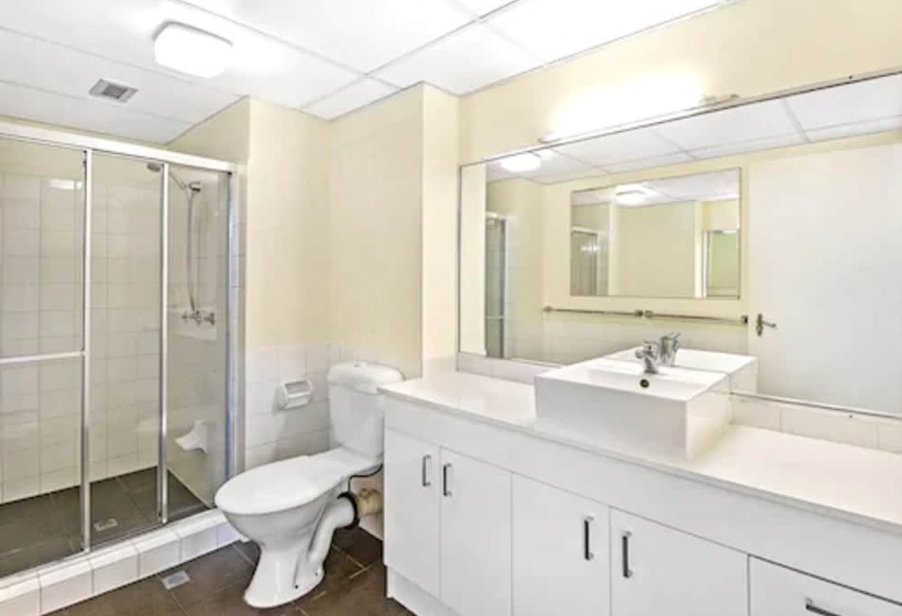 Отель Moorings On Cavill Surfers Paradise