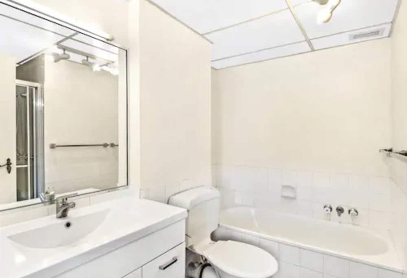 Отель Moorings On Cavill Surfers Paradise