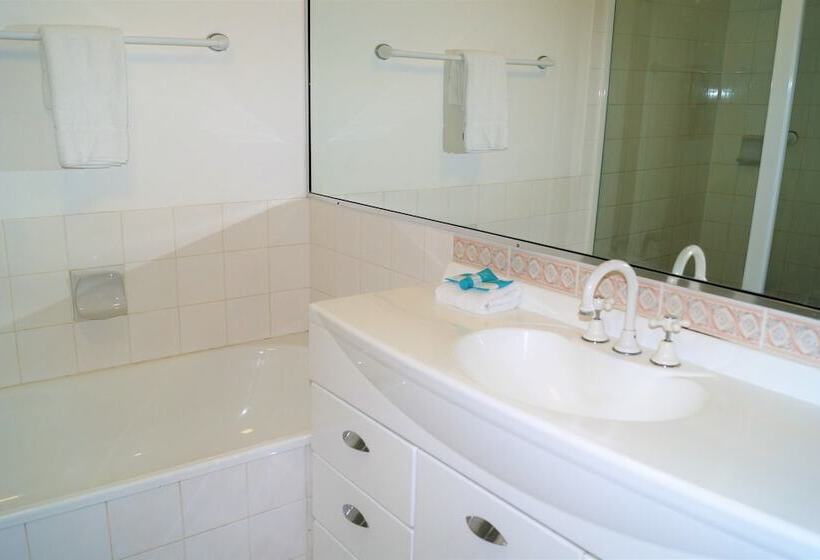 Отель Moorings On Cavill Surfers Paradise