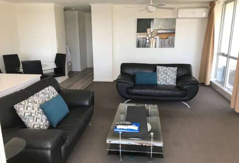 Отель Moorings On Cavill Surfers Paradise