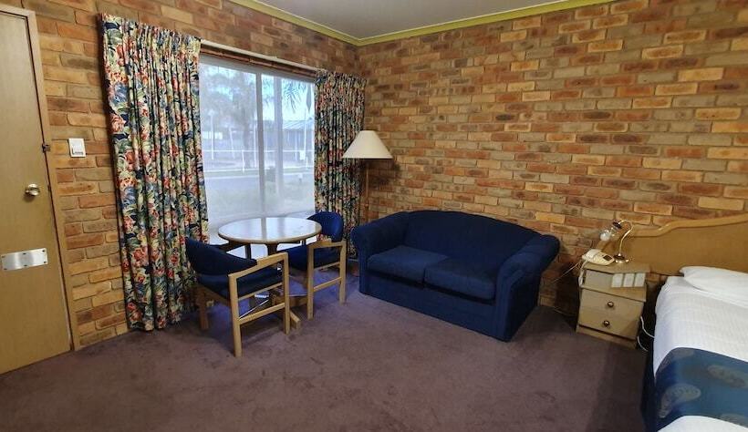 فندق Pines Country Club Motor Inn