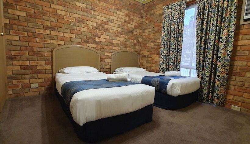 فندق Pines Country Club Motor Inn