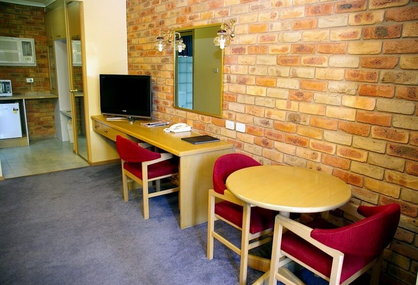 فندق Pines Country Club Motor Inn