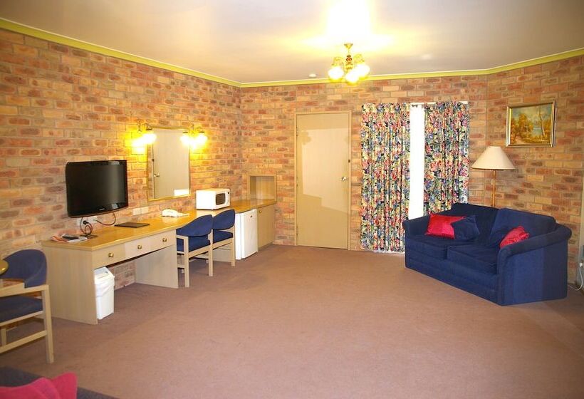 فندق Pines Country Club Motor Inn