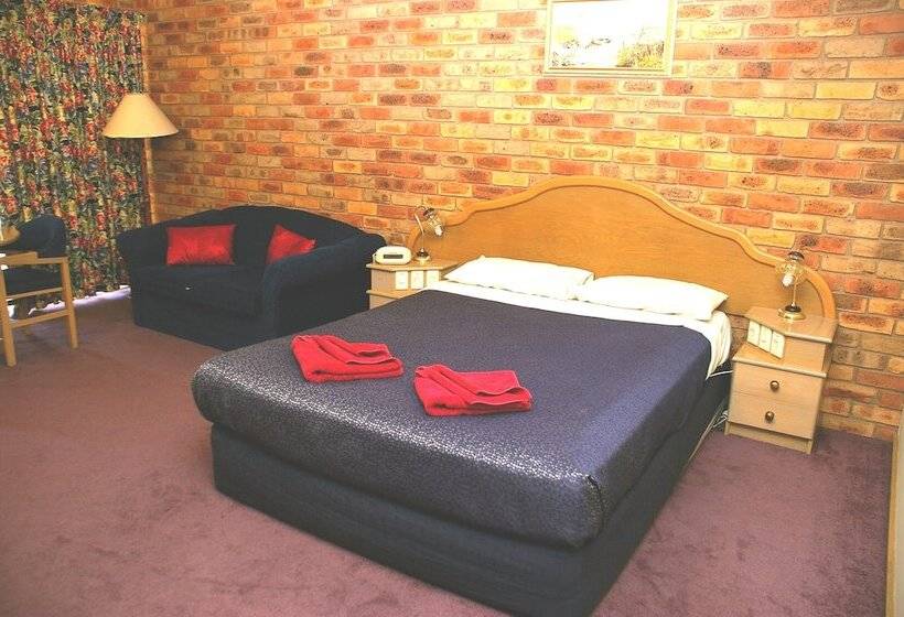 فندق Pines Country Club Motor Inn