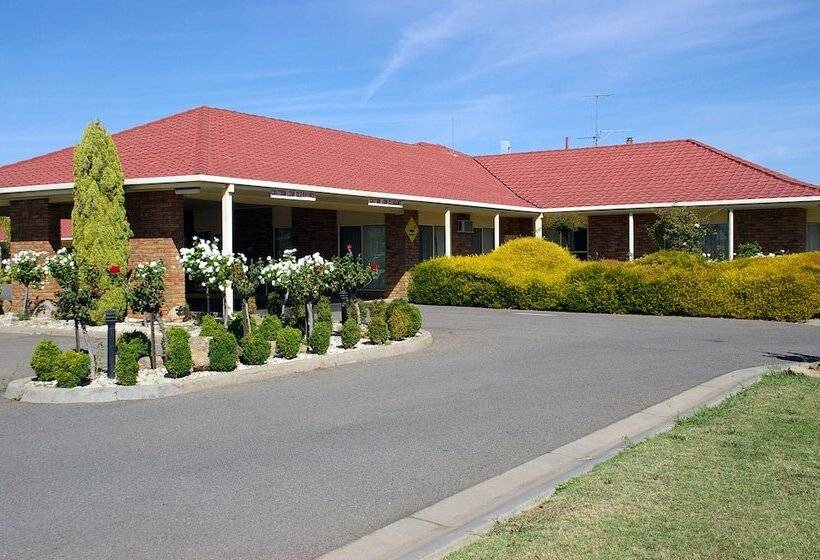 فندق Pines Country Club Motor Inn