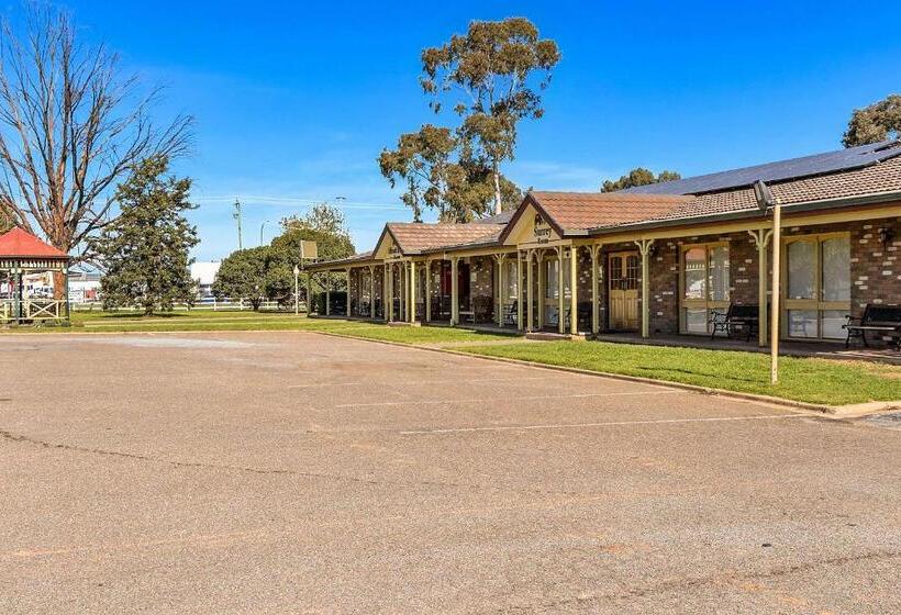 هتل Quality Inn Carriage House