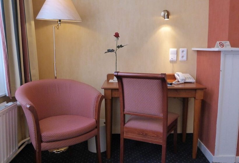 Отель The Black Swan