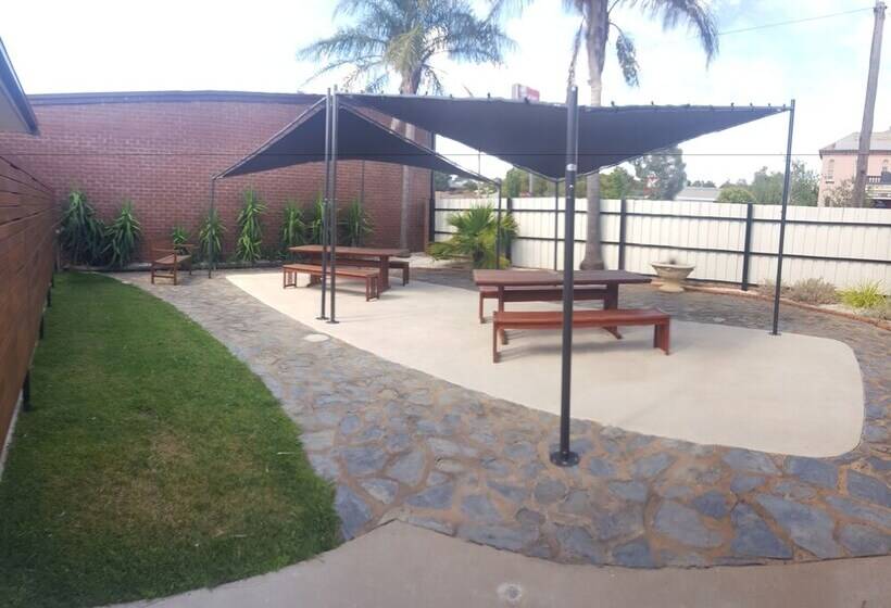 فندق Town House Motor Inn