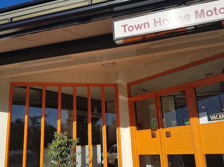 فندق Town House Motor Inn