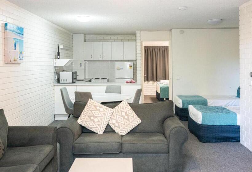 هتل Trickett Gardens Holiday Inn